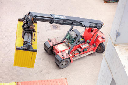 Reachstacker med container