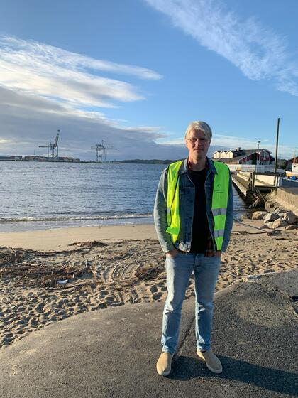 Kjell Rune stående utenfor havnekontoret